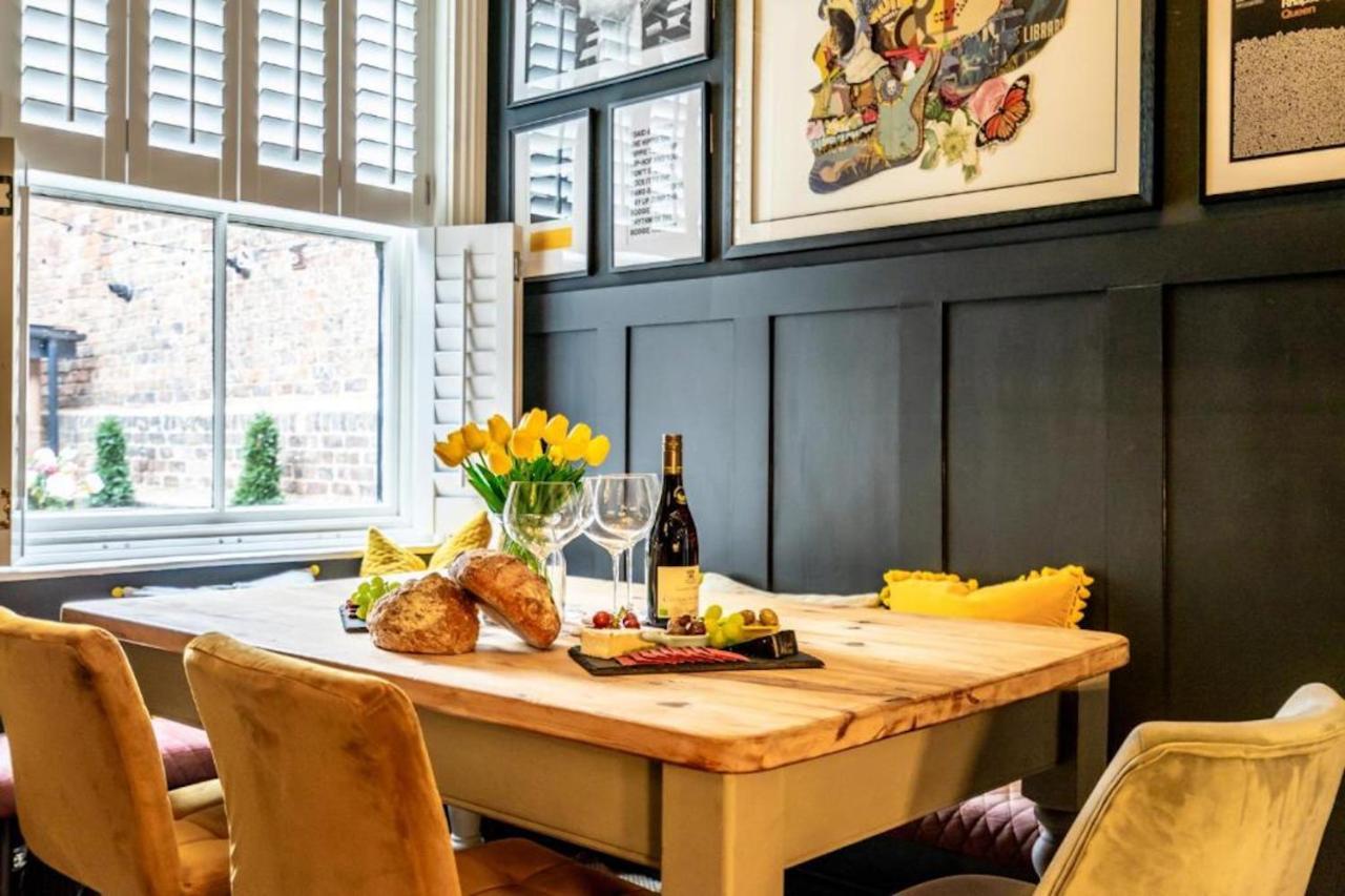 42 Is The Answer- Stunning York Townhouse Appearing On Tv Holiday Home Show Exterior photo