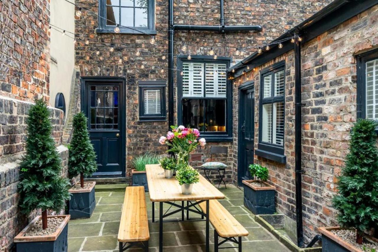 42 Is The Answer- Stunning York Townhouse Appearing On Tv Holiday Home Show Exterior photo