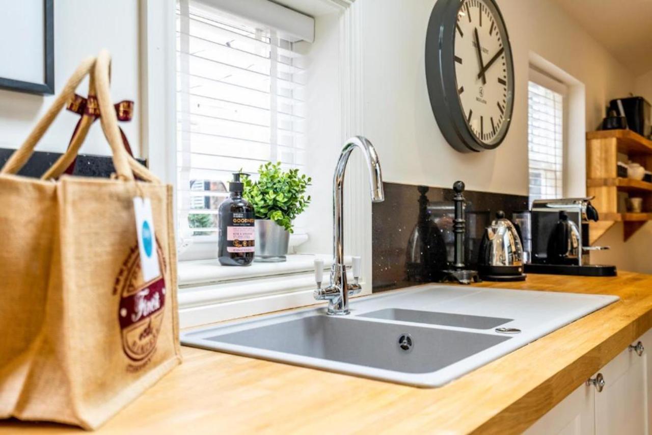 42 Is The Answer- Stunning York Townhouse Appearing On Tv Holiday Home Show Exterior photo