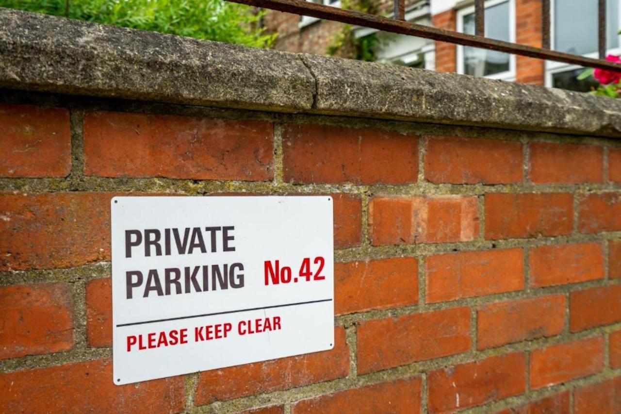42 Is The Answer- Stunning York Townhouse Appearing On Tv Holiday Home Show Exterior photo