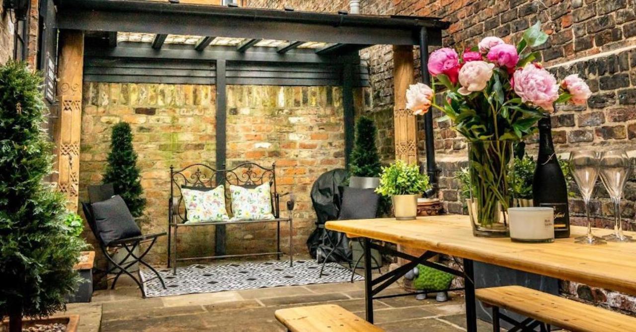42 Is The Answer- Stunning York Townhouse Appearing On Tv Holiday Home Show Exterior photo